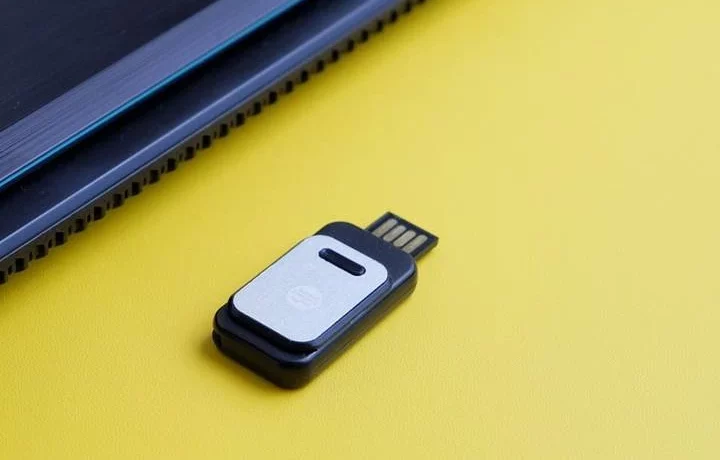 Cara menggunakan flashdisk di laptop termasuk dengan memasang, scan virus, transfer data, eject dan mencabut nya.