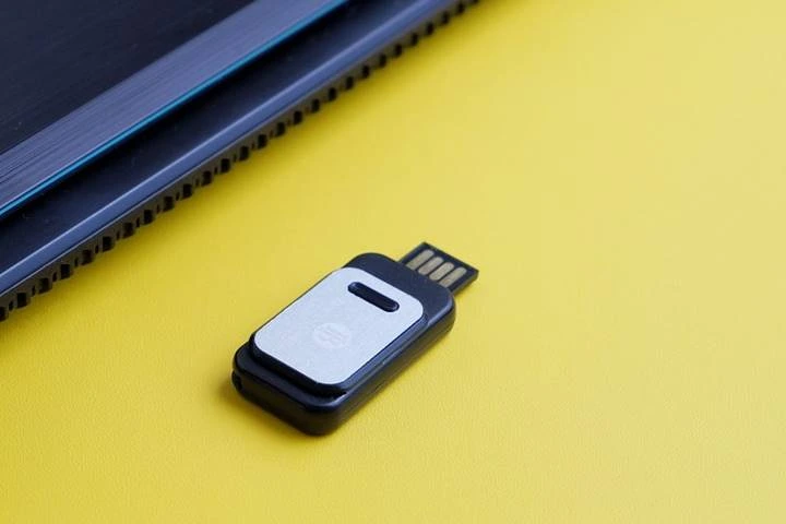 Cara menggunakan flashdisk di laptop termasuk dengan memasang, scan virus, transfer data, eject dan mencabut nya.